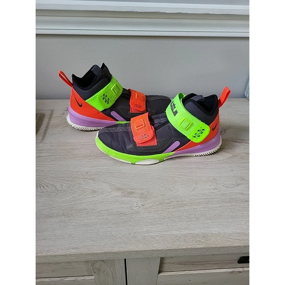 Nike Lebron Soldier Xlll (GS Basketball Sneaker) AR7585-002‎ Size 6.5Y